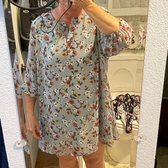 Built by Dreamers XXL sheer floral blue with liner. 2/3 sleeves. - Picture 8 of 9